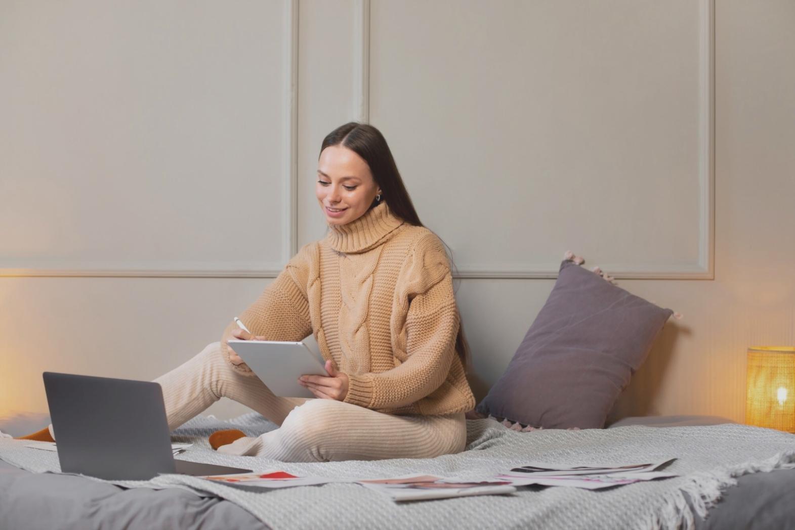 Espace de travail moderne avec outils de planification financière
